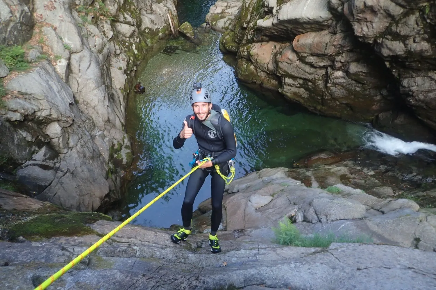 Discesa in corda doppia in un torrente