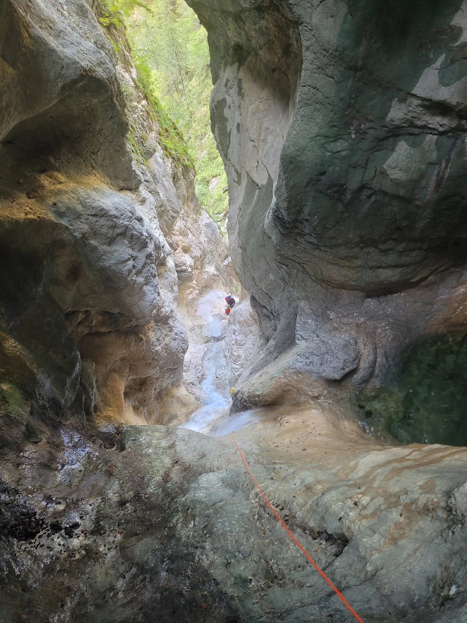 Attività di canyoning in torrente