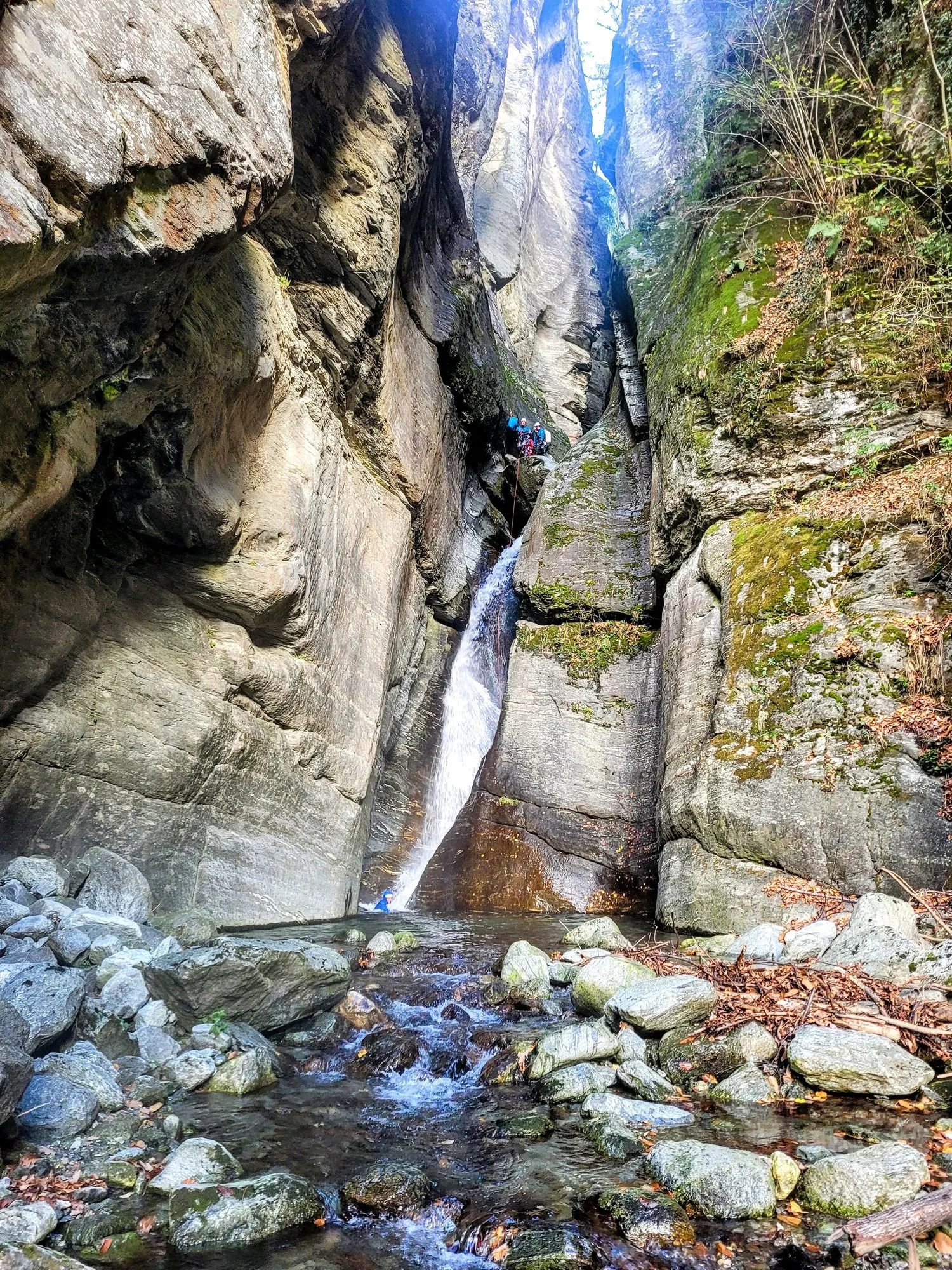 Una gola con cascata durante una discesa di canyoning