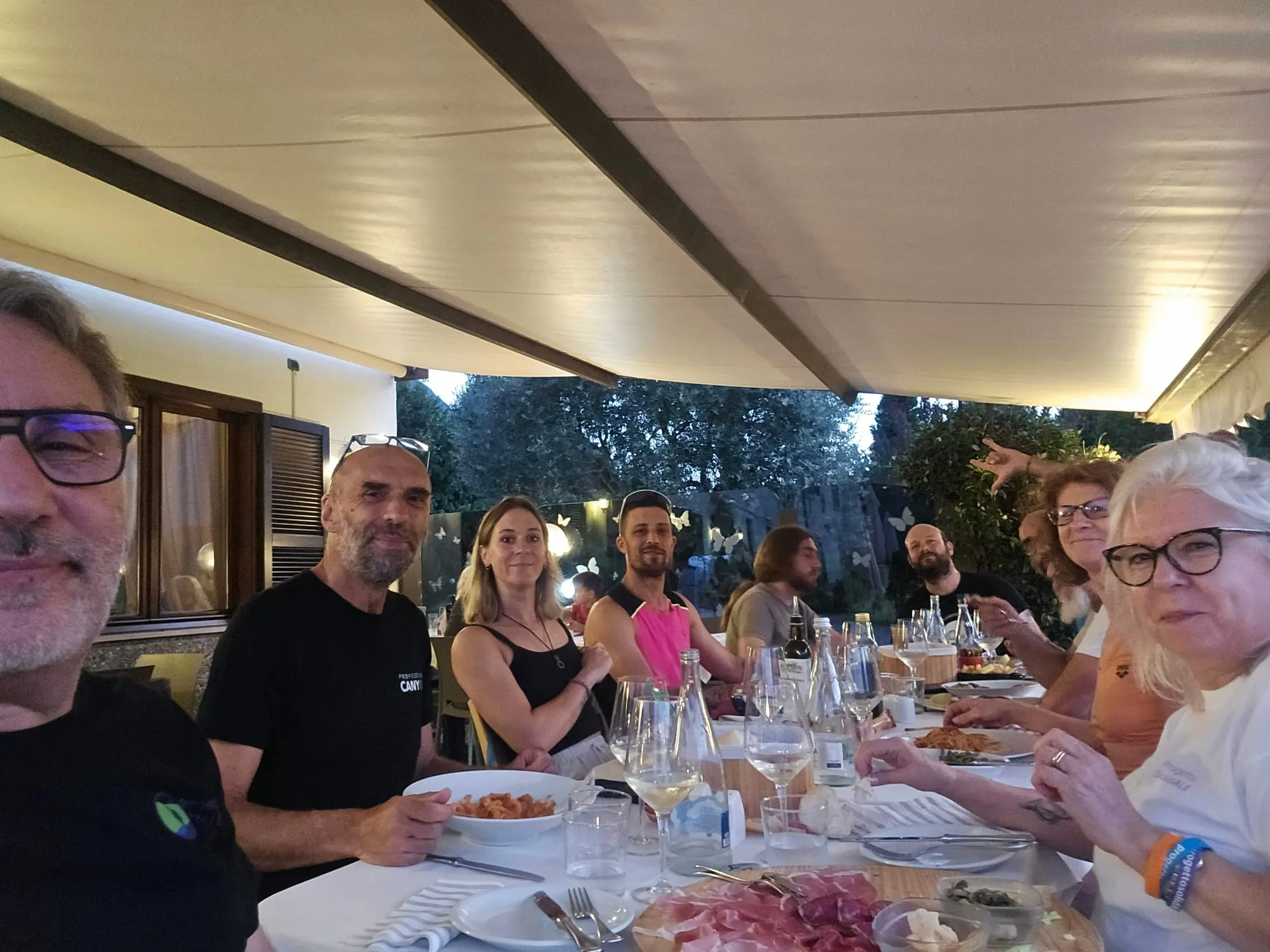 Il gruppo del Comitato e degli amici a cena sotto una veranda, la sera della consegna
