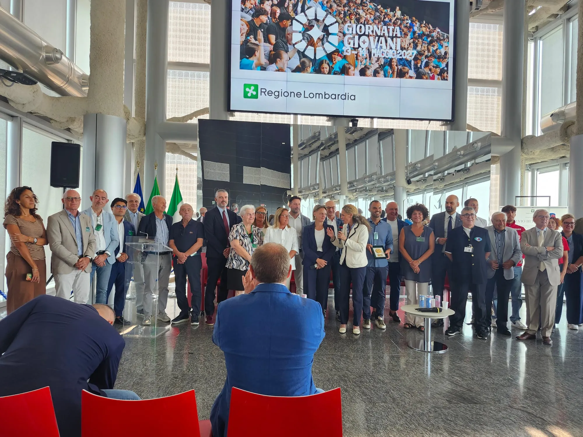 La foto di gruppo finale davanti allo schermo della Giornata Giovani, con tutti i partecipanti alla presentazione