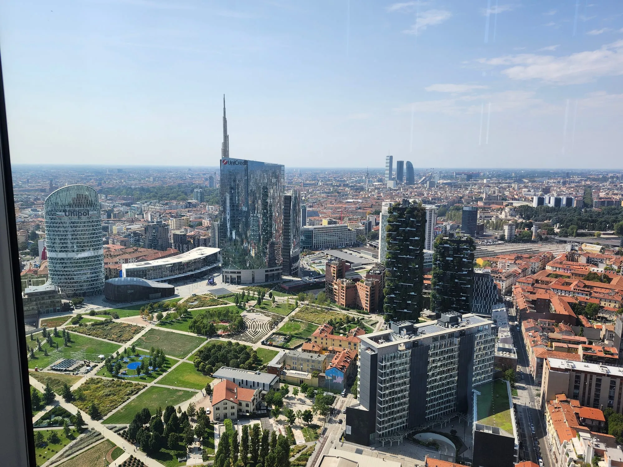 Milano vista dal 39° piano di Palazzo Lombardia: il quartiere di Porta Nuova, il Bosco Verticale e la Biblioteca degli Alberi