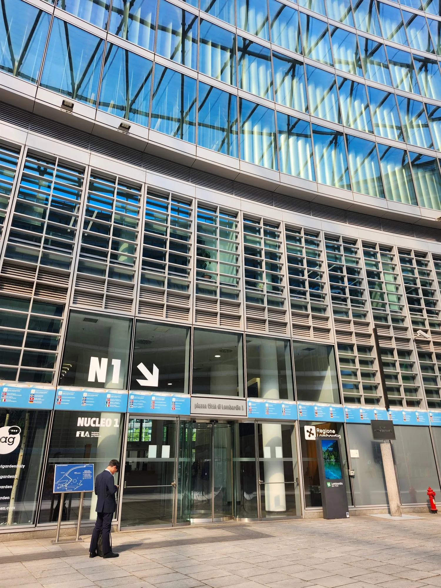 L'ingresso N1 di Palazzo Lombardia, in piazza Città di Lombardia