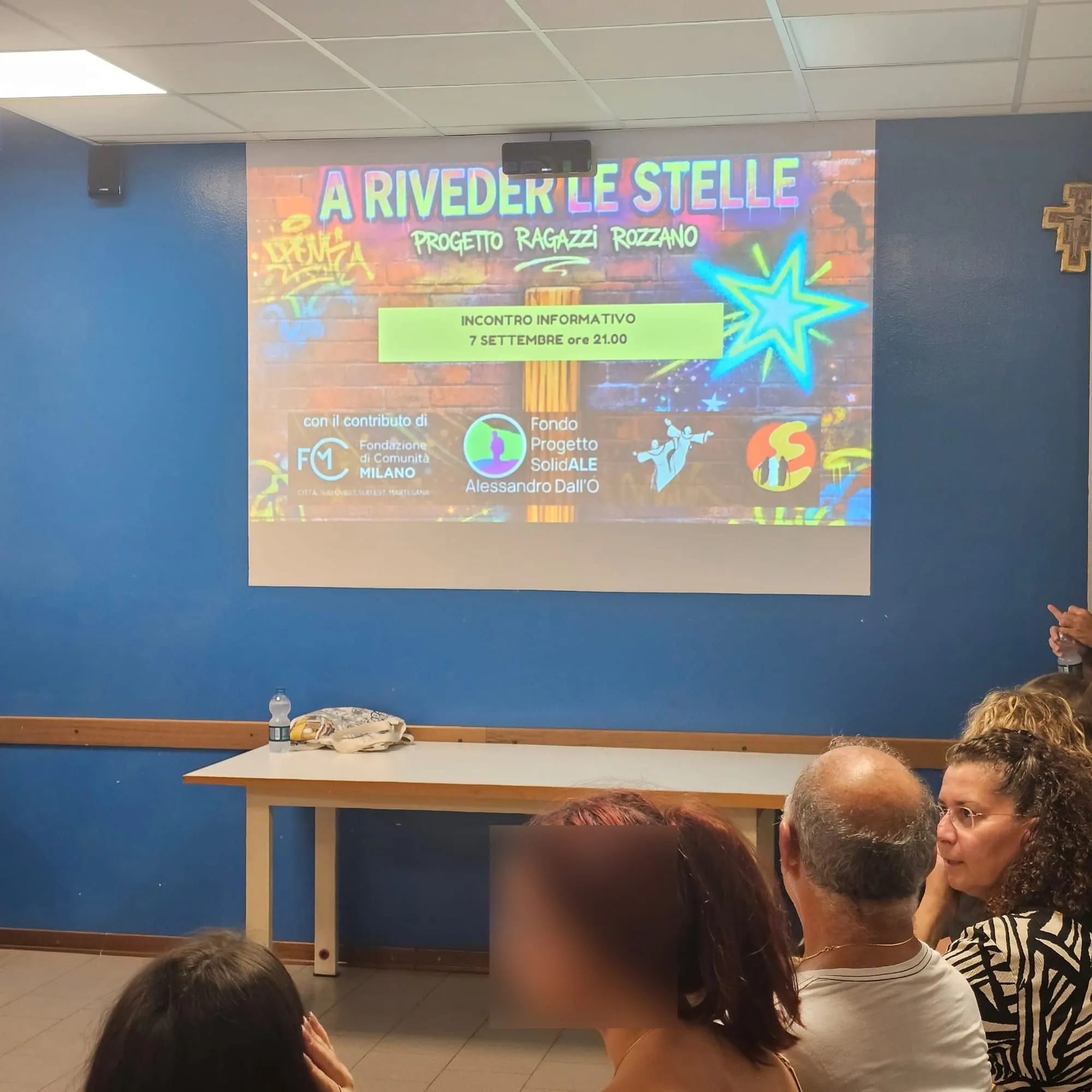 La slide di apertura di «A riveder le stelle» proiettata in sala, con la data dell'incontro informativo e i loghi di chi sostiene il progetto