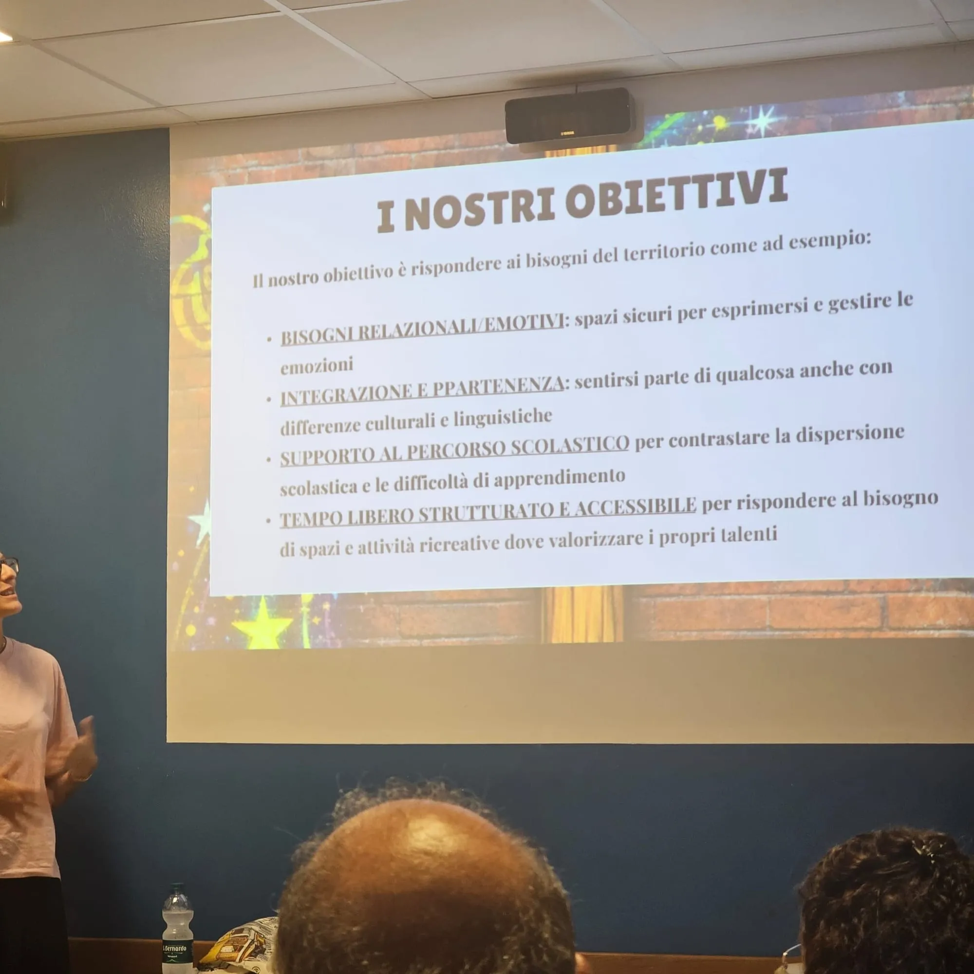 La slide «I nostri obiettivi» con i quattro bisogni del territorio: relazionali ed emotivi, integrazione e appartenenza, supporto al percorso scolastico, tempo libero strutturato e accessibile
